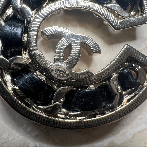 Chanel number 5 pendant earrings (2023) - Picture 7 of 8